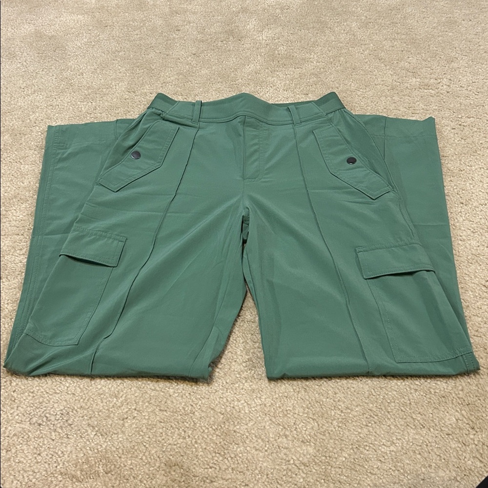 Athleta wide leg cargo pants. Size 2. EUC worn twice - Picture 3 of 9